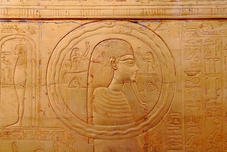 Image of stone ouroboros carved on the tomb of Tutankhamun