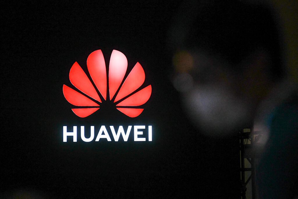 1643649209 Huawei shipped 81 percent fewer smartphones last year