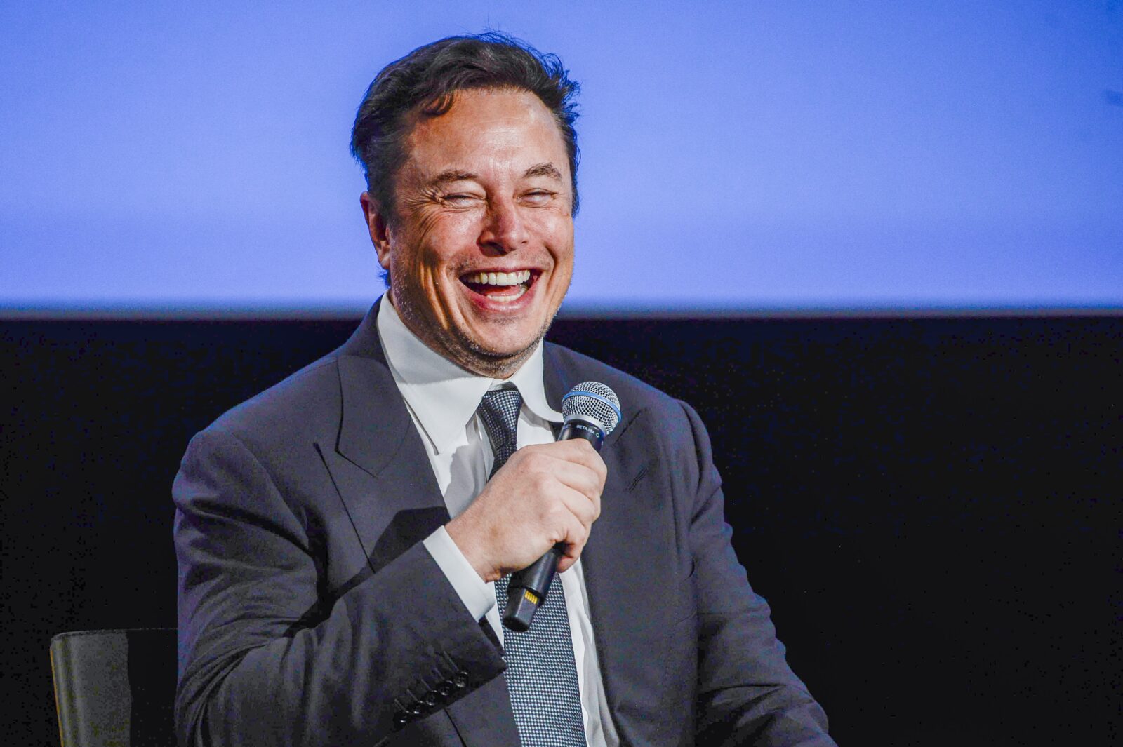 Elon Musk threatens tough competition iPhone and Android smartphones