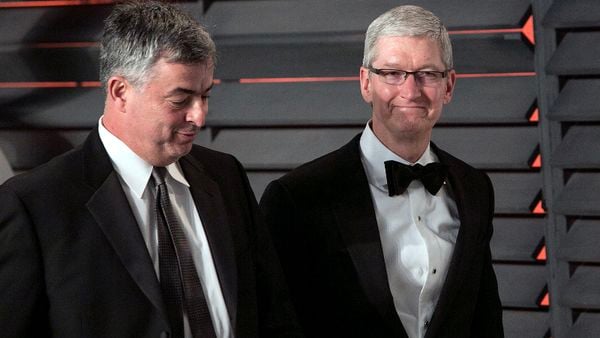 iMessage Tim Cook and Eddy Cue